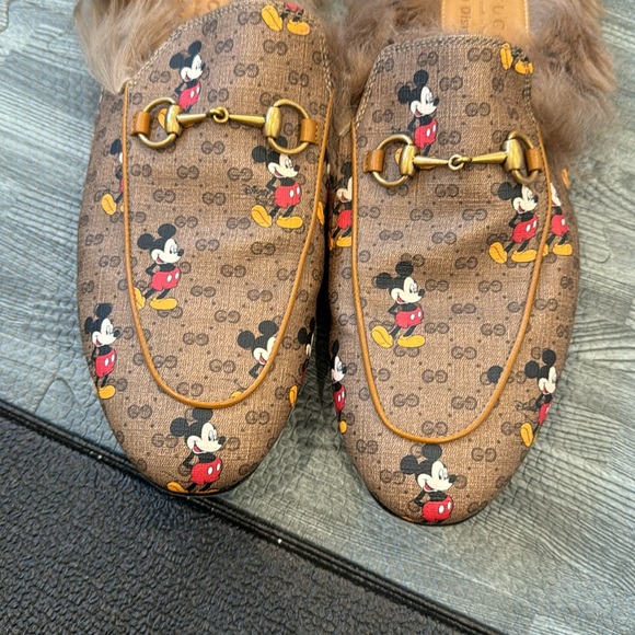 Gucci x Disney PRINCETOWN mule slide with Mickey Mouse and lamb wool lining - Picture 3 of 10